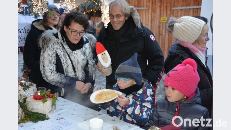 Die Waffeln der Wasserwacht kommen bei Jung und Alt gut an. Bild: jr