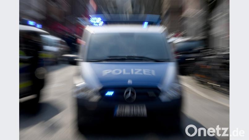Ein Polizeiwagen mit eingeschaltetem Blaulicht. Foto: Carsten Rehder/Archiv Bild: Carsten Rehder