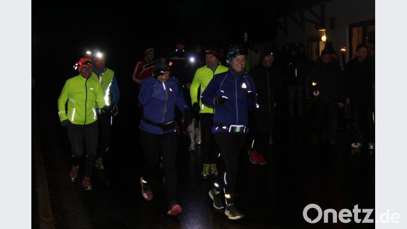 Ausgerüstet mit Stirnlampen und Fackeln machten sich die Läufer auf die zehn Kilometer lange Strecke. Bild: fpoz