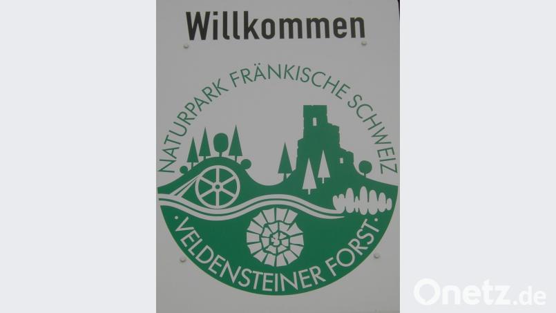 Noch begrüßen die grün-weißen Hinweisschilder an allen Einfahrten zum Naturpark Fränkische Schweiz/Veldensteiner Forst im Neukirchener Raum die Autofahrer. Dem Vernehmen nach soll jedoch im kommenden Jahr eine Namensänderung in „Naturpark Fränkische Schweiz – Frankenjura“ erfolgen. Bild: wsl