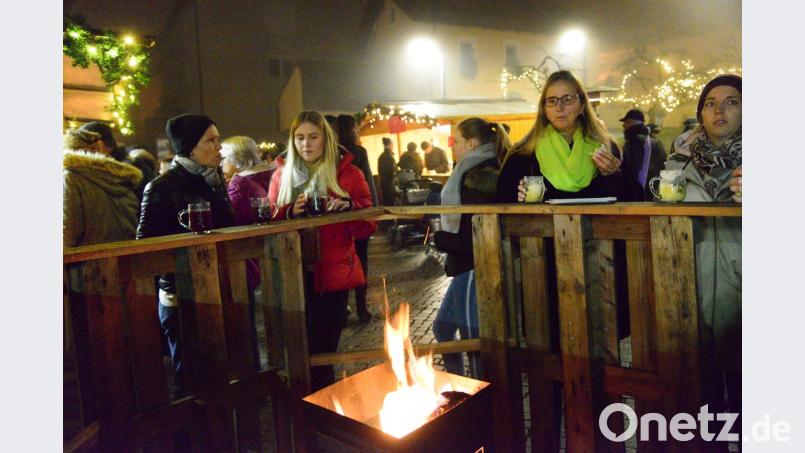 Das weihnachtliche Ambiente lockt zahlreiche Besucher zur ersten Parksteiner Vulkanweihnacht. Bild: bey