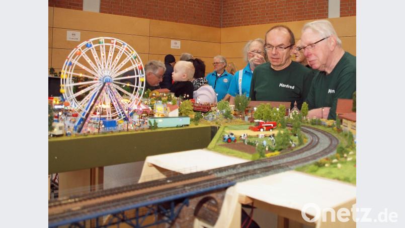 Die befreundete Interessengemeinschaft Pegnitztal war mit ihrer H-0-Anlage (Maßstab 1:87) mit Berglandschaft, Bahnhof, und Freizeitpark mit Riesenrad dabei. Bild: sön