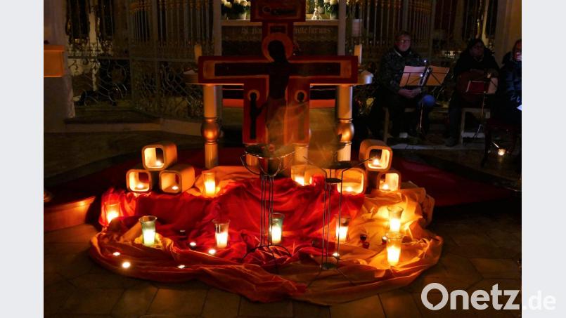 In der nur von Kerzen erleuchteten St. Anna Kirche sang der Spontanchor von Neukirchen mit Diakonn Irene Elsner Lieder aus Taize. MIt dem Weihrauch stiegen Gebete und Bitten der Gläubigen zum Himmel empor. Bild: wbe