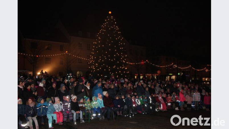Eine tolle vorweihnachtliche Kulisse bot sich auf dem Tirschenreuther Marktplatz. Bild: kro