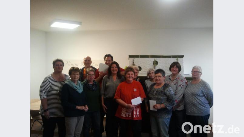 AsF-Vorsitzende Ute Pirke (links), Bärbel Grützner (Dritte von links) und Marianne Hartman (Dritte von rechts) überreichen drei Schecks in Höhe von je 100 Euro an Petra Prem, Leiterin der Loew’schen Einrichtungen, und der Mertenberger Hausleiterin Monika Kick. Bild: ads