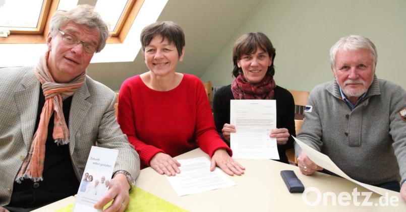 Wolfgang Meischner, Waltraud Brettner, Rita Sebald und Werner Chwatal (von links) raten rechtzeitig zu einer Vorsorgevollmacht. Bild: Hirsch