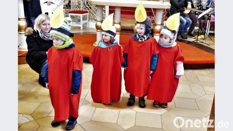 Mit den Lichtern "Glaube, Liebe, Frieden und Hoffnung" erinnerten die Kleinen aus dem Kindergarten St. Marien daran, dass jeder eine Licht für andere sein solle. Bild: wbe