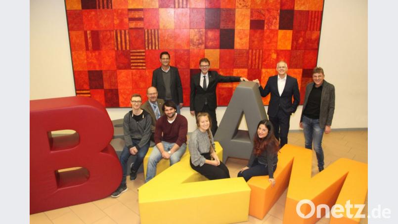Andreas Ferstl (Schülersprecher FOS/BOS), Schulleiter Martin Wurdack (sitzend), Oberstudienrat Gerd Fischer, Mitglied des Fördervereins, Christopher Maurer (Schülersprecher, sitzend), Andreas Reindl (Schatzmeister), Marina Schirner, Luisa Felzmann (beide ebenfalls Schülersprecherinnen), Vereinsvorsitzender Alexander Düssil und sein Stellvertreter Georg Wittmann (von links) freuen sich über die neuen Buchstabenmöbel. Bild: Claudia Wittmann/exb
