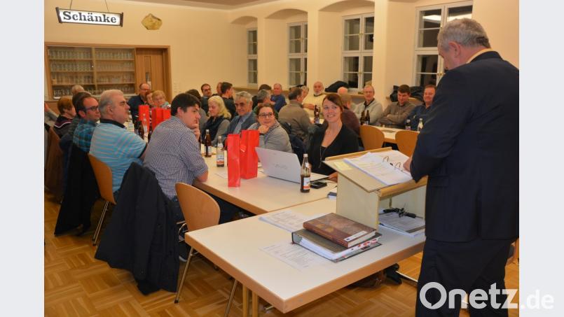 Bürgermeister Johann Burger (rechts) berichtet vor rund 40 Zuhörern über das Geschehen in der Gemeinde. Bild: jr