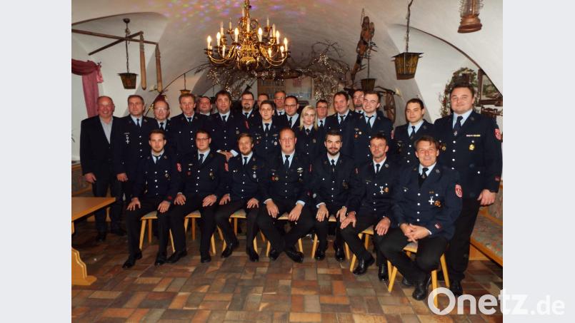 Für die erfolgreiche Teilnahme an Leistungsprüfungen werden zahlreiche Aktive der Feuerwehr Kümmersbruck geehrt. Bild: e