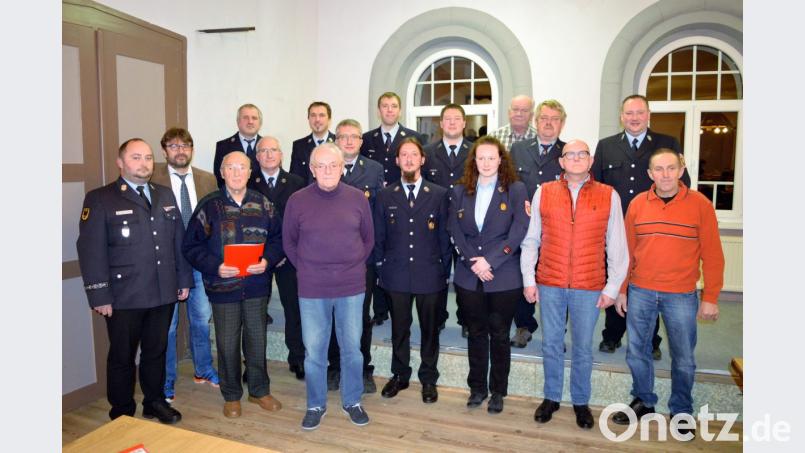 Viele Ehrungen treuer aktiver und passiver Mitglieder stehen bei der Jahreshauptversammlung an. Für 60-jährige passive Mitgliedschaft werden Konrad Siegel und Gerhard Schmetzer (vorne Zweiter und Dritter von links) geehrt. Bild: ww