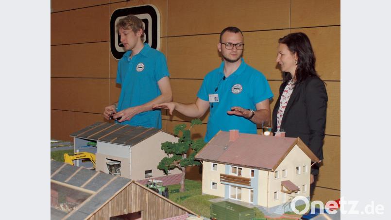 Schirmherrin Rektorin Kölbl ließ sich von Johannes Weiß die Anlage, hier den von Manuel Kraus (von rechts) betreuten Bauernhof, erklären. Bild: sön