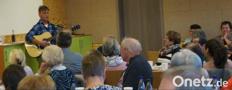 Richard Reger aus Böhmischbruck erwies sich beim Ü50-Café im Mehrgenerationentreff als ausgewiesener Kenner der Sagen und Geschichten über Rauhnächte und heimatliche Bräuche. Bild: weu