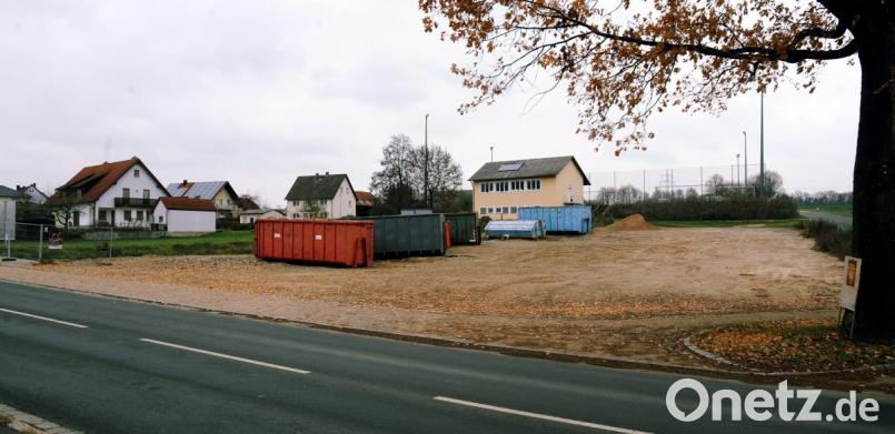 Wenn es nach den Plänen von Daniel Ulrich geht, entsteht auf dem Gelände der ehemaligen „Drei Mohren“ ein dreigeschossiger Neubau, in den auch Arzt, Nahversorger und Wohnungen eingeplant sind. Bild: gf