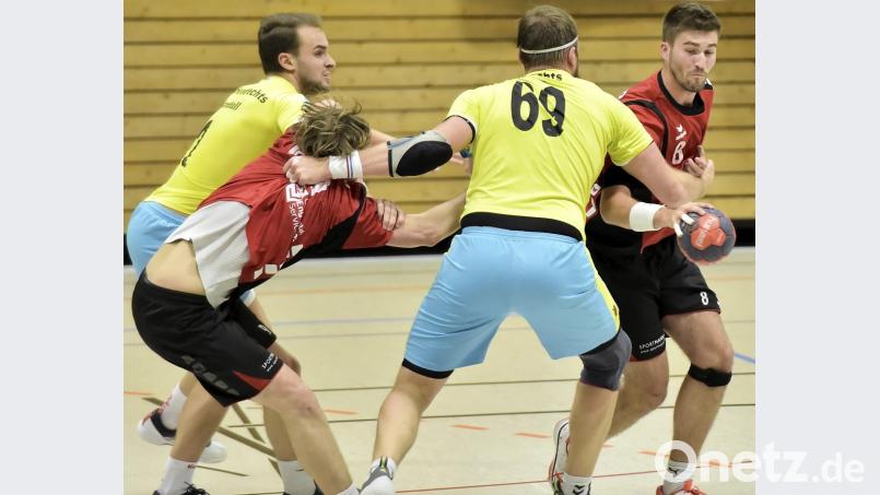 Wie ein Wrestler im Ring hält der wuchtige Helmbrechtser Kreisläufer Mirco Echardt (Mitte) mit der linken Hand den Sulzbacher Kreisspieler Filip Dujcak (links) und mit der rechten Rückraumspieler Jonas Rohrbach (rechts) in Schach. Rückraumspieler Paul Seuß (links hinten) unterstützt ihn dabei. Bild: Ziegler