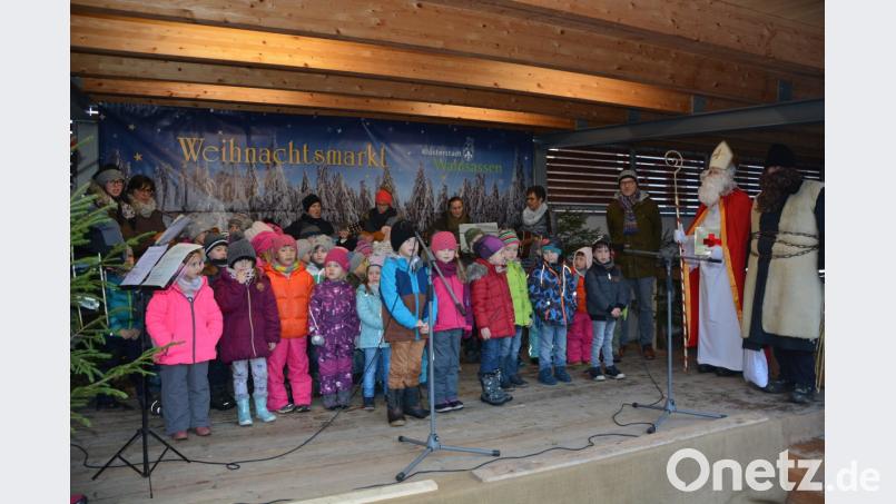 Die Kinder des Katholischen Kinderhauses St. Michael erfreuen mit Liedern und Gedichten die Besucher. Bild: jr