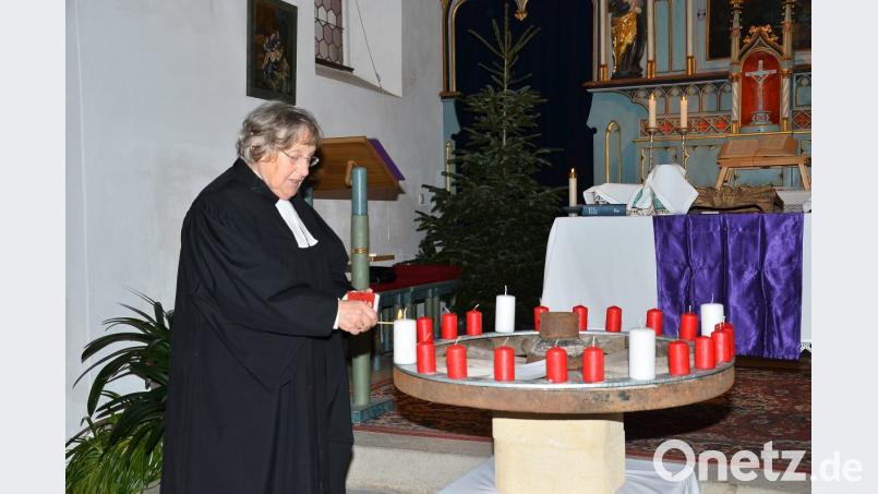 Gunhild Stempel entzündet die ersten beiden Kerzen eines Ur-Adventskranzes in der Autobahnkirche und erzählt die Entstehungsgeschichte des Adventskranzes. Bild: fjo