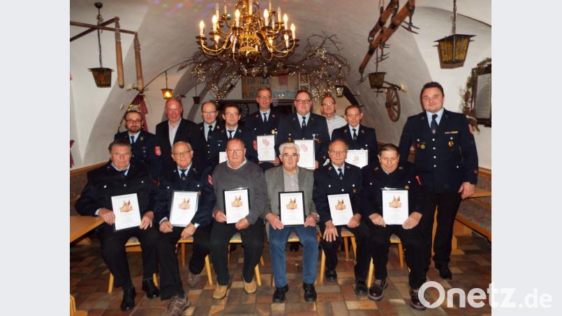 Für langjährige Treue zur Feuerwehr Kümmersbruck bekommen einige Mitglieder Urkunden verliehen. Bild: e