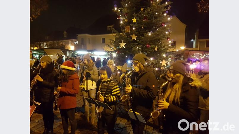 Unter dem großen Christbaum erfreute die Stadtkapelle Pfreimd die Besucher. Bild: hir