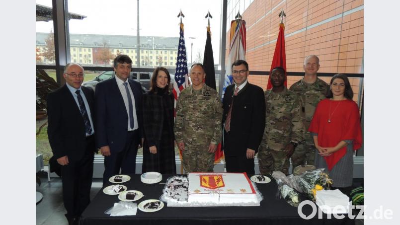 Gäste und Gastgeber beim Aufstellungsappell der 41. US-Feldartillerie Brigade (von links): Stellvertretender Landrat Albert Nickl, Bürgermeister Edgar Knobloch, US-Generalkonsulin Meghan Gregonis, Brigadegeneral Christopher C. LaNeve, Staatsminister Florian Herrmann, Command Sergeant Major Samuel H. Zoker, Brigadekommandeur Oberst Seth Knazovich und Portia Knazovich. Bild: mor
