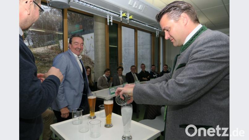 Landrat Thomas Ebeling und Oberstudiendirektor Ralf Bormann ließen sich in die Geheimnisse des &quot;Bierpanschens&quot; einweihen. Bild: Hirsch