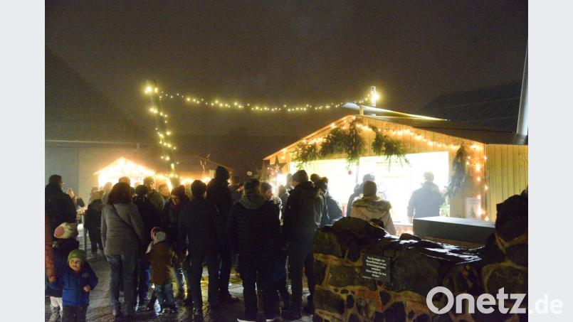 Das weihnachtliche Ambiente lockt zahlreiche Besucher zur ersten Parksteiner Vulkanweihnacht. Bild: bey