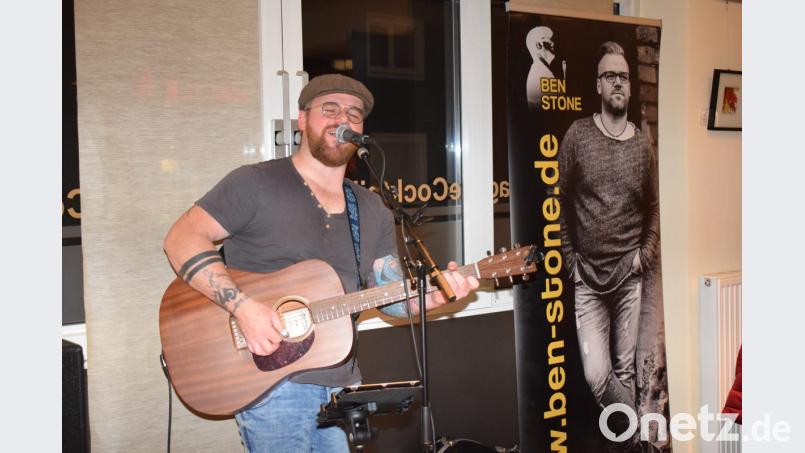 Die Vernissage wurde von Ben Stone eindrucksvoll musikalisch begleitet. Bild: bnr