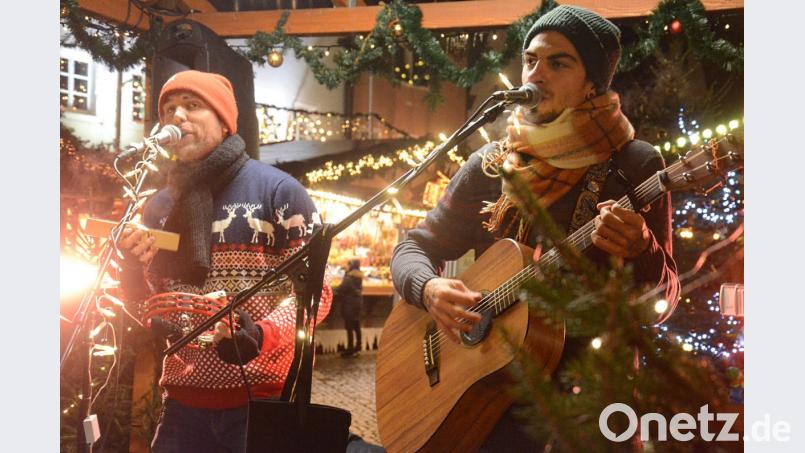 Manuel Meier und Sebastian Schierlinger verbreiten als Duo "Ohrange" eine wohlige Atmosphäre auf Weidens Christkindlmarkt. Bild: Kunz