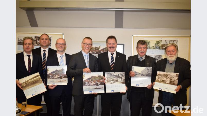 Die Vorstände der Raiffeisenbank im Naabtal präsentierten den Landkreiskalender 2019. Das erste Exemplar übergab Vorstandssprecher Bernhard Werner (Dritter von rechts) an Stellvertretenden Landrat Jakob Scharf (Zweiter von rechts). Die Gestaltung des Kalenders lag in den bewährten Händen von Günter Moser (rechts), dem ein &quot;Kunstwerk&quot; gelungen ist. Bild: bnr