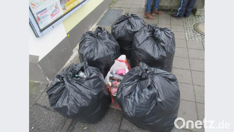 Die Bundespolizei stellte am Schwandorfer Bahnhof mehrere Säcke mit Pfandflaschen sicher. Bild: Polizei Schwandorf