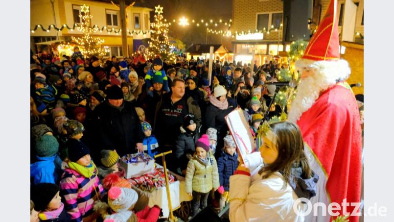 Natürlich zog der Nikolaus bei seinem Besuch die Kinder an. Bild: mab