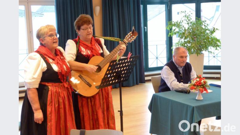 Referent Bertram Erhardt und der „Josephshofer Hausg’sang" unterhielten die Gäste mit Erzählungen und Liedern aus früheren Zeiten. Bild: fsb