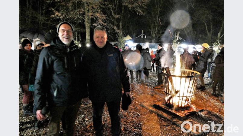 Landrat Richard Reisinger und der Vorstand des Kommunalunternehmens Klaus Emmerich (links) begrüßten die Besucher. Bild: wbe