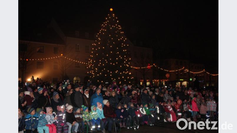 Eine tolle vorweihnachtliche Kulisse bot sich auf dem Tirschenreuther Marktplatz. Bild: kro