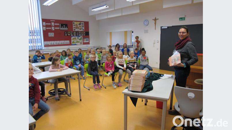 Aufmerksam folgen die Vilsecker Zweitklässler dem Vortrag von Kinderbuchautorin Corinna Wallner aus Lohma bei Pleystein. Bild: khg