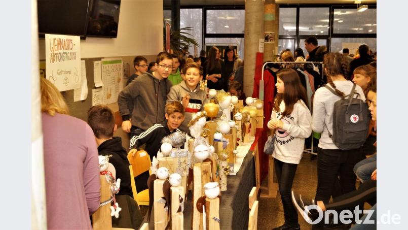 Kreative Geschenke sind heiß begehrt bei den Besuchern. Schon nach vier Stunden heißt es: fast alles ausverkauft. Bild: arw