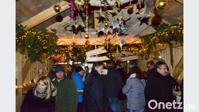 Das weihnachtliche Ambiente lockt zahlreiche Besucher zur ersten Parksteiner Vulkanweihnacht. Bild: bey