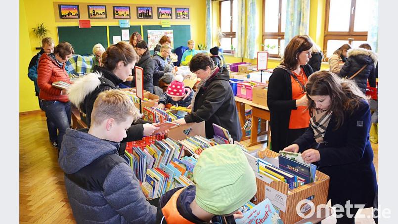 In den Schulräumen drängten sich Kinder und Erwachsene um den angebotenen Lesestoff. Bild: ü