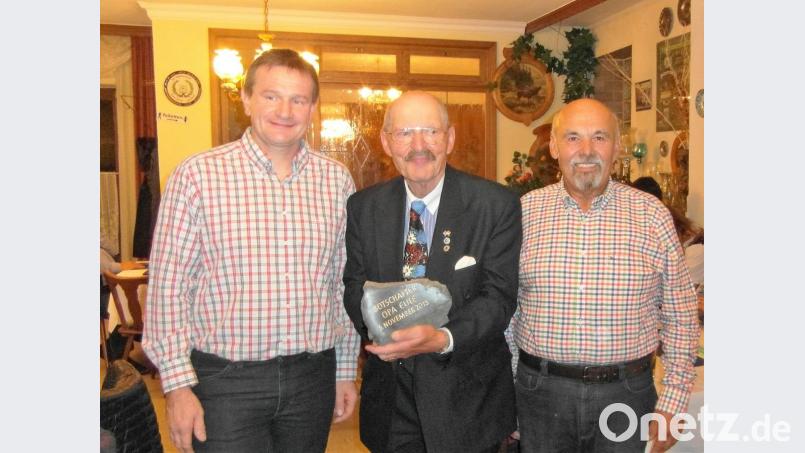 Das Stück Granit vom Schlossberg, das Vorsitzender Georg Wagner (rechts) und Stefan Hautmann (links) übergeben, besagt: Uwe Schimpf ist Botschafter der Burg Waldeck. Bild: hl