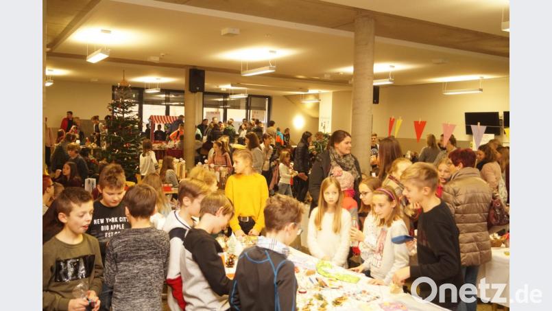 An den Verkaufsständen herrscht großes Gedränge. Bild: arw