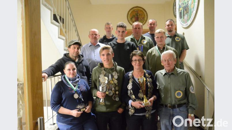 Die erfolgreichen Angler des Fischereivereins Weiden mit Fischerkönigin Maria Schäfer (vorne, Zweite von rechts) und Jungfischerkönig Felix Koller (vorne Zweiter von links). Bild: Kunz