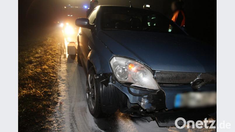 Das Auto muss nach dem Zusammenstoß abgeschleppt werden. Bild: jma