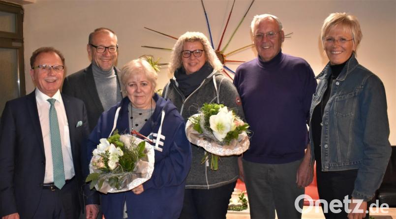 Der Vorsitzende des Bürgervereins Helmuth Wächter (Zweiter von rechts) bedankt sich bei der Leiterin des Bürgerladens Monika Sebald (Dritte von links) und bei Angelika Neumann (rechts daneben) mit Blumen. Rechts die zweite Bürgermeisterin aus Grafenwöhr Anita Stauber. Von links: Bürgermeister Werner Walberer aus Pressath und Karl Lorenz, zweiter Bürgermeister von Eschenbach. Bild: rgr