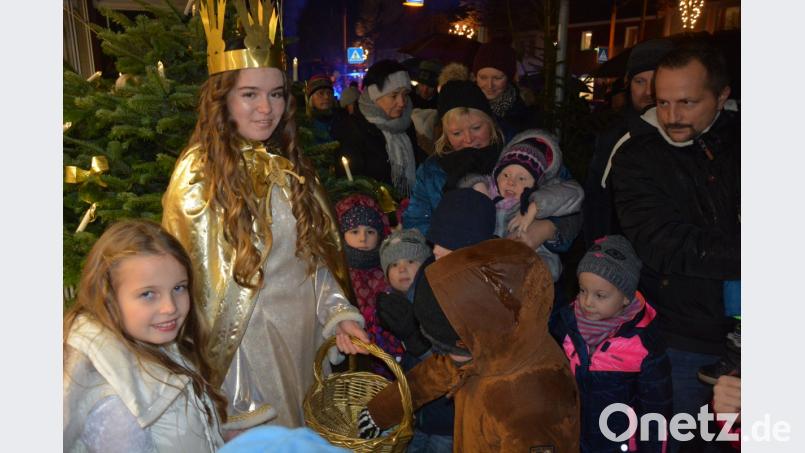 Christkind Lara Zeitler verteilte kostenlose Lose, damit gab es später Spielwaren zu gewinnen. Bild: jr