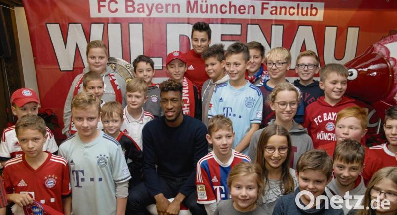 Kingsley Coman (Mitte) und seine jungen Fans. Der Bayern-Spieler hatte in Wildenau einen sympathischen Auftritt. Bild: gb