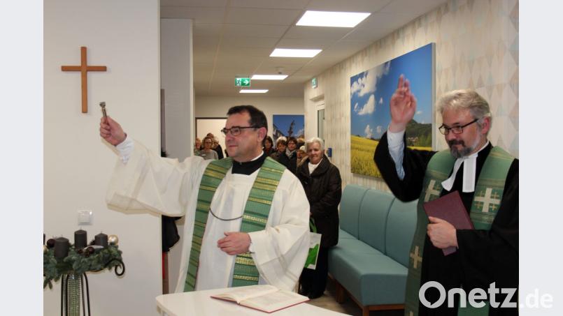 Den kirchlichen Segen spenden die beiden Pfarrern Konrad Amschl (links) und Dirk Grafe. Im Hintergrund ist schon der große Ansturm zum "Tag der offenen Tür" zu erkennen. Bild: stg