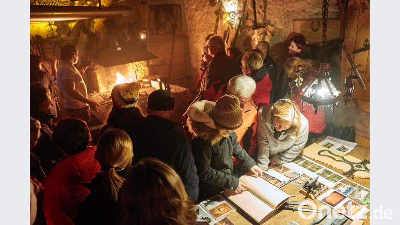 Zum Auftakt besuchen die Teilnehmer des 7. Tourismustages der Steinwald-Allianz die Schmiedewerkstatt von Manfred Kreinhöfner. Bild: njn