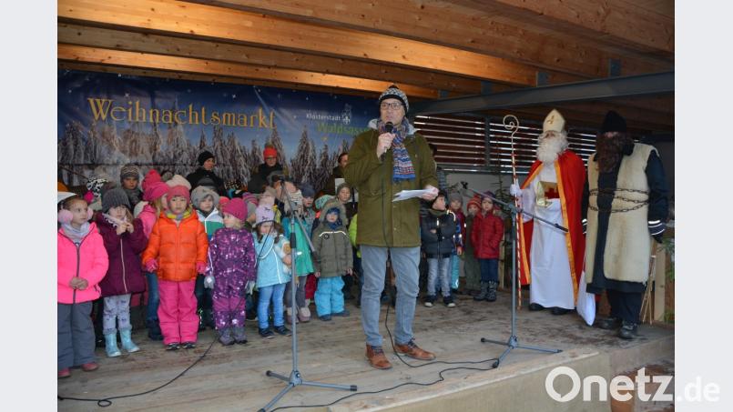 Bürgermeister Bernd Sommer eröffnet den 28. Waldsassener Weihnachtsmarkt. Bild: jr