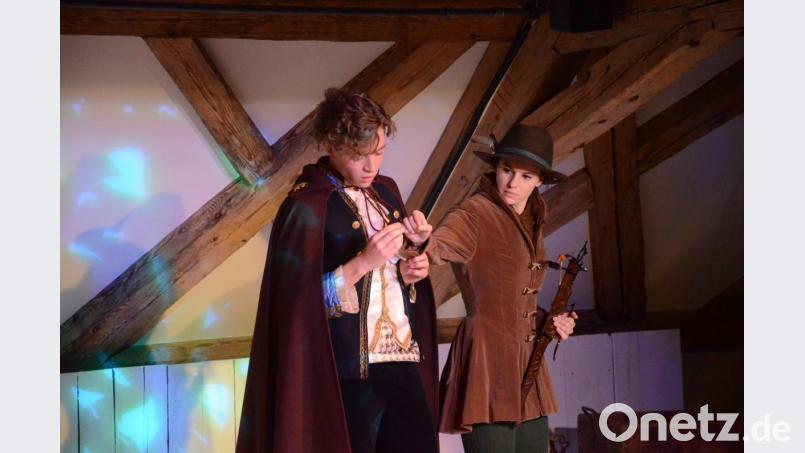 Noch lässt sich der Prinz (Rico Strempel) von Aschenbrödel (Theresa Weidhas), das hier als Jäger auftritt, an der Nase herumführen. Bild: Kunz