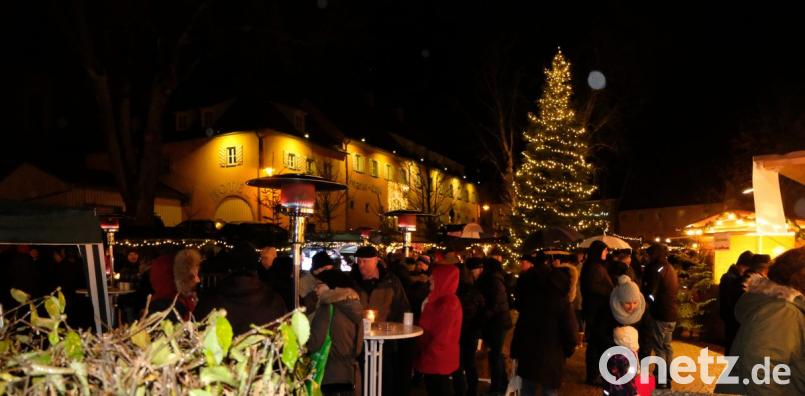 Festliche Stimmung herrscht in der von Lichtern und Kerzen strahlenden kleinen Budenstadt im Herzen des Marktes. Bild: le